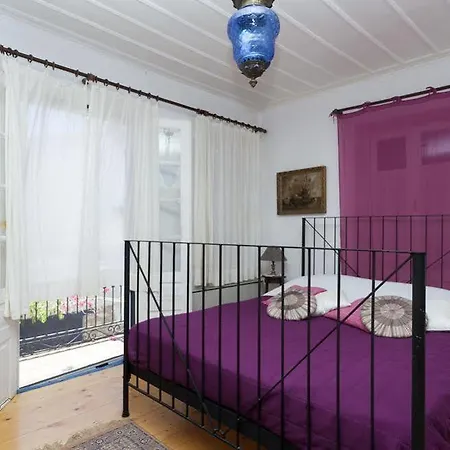 To Spitaki Galaxídhion